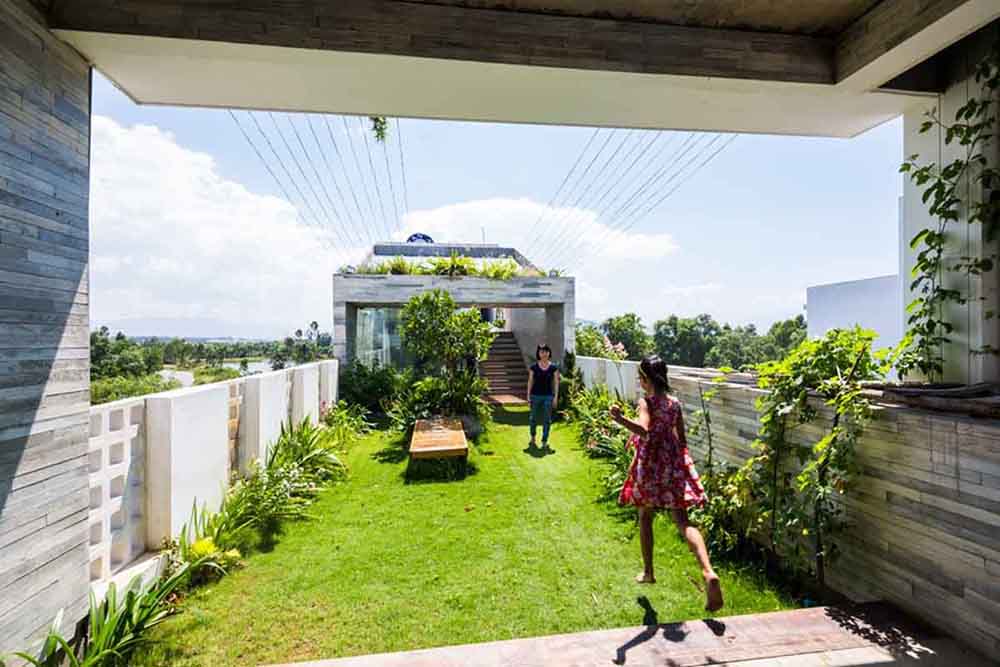 Read more about the article Công viên xanh trên mái nhà ống I Ho Khue Architects