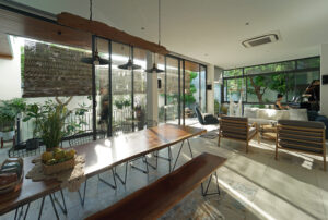 Read more about the article VILLA HT I IZ architects