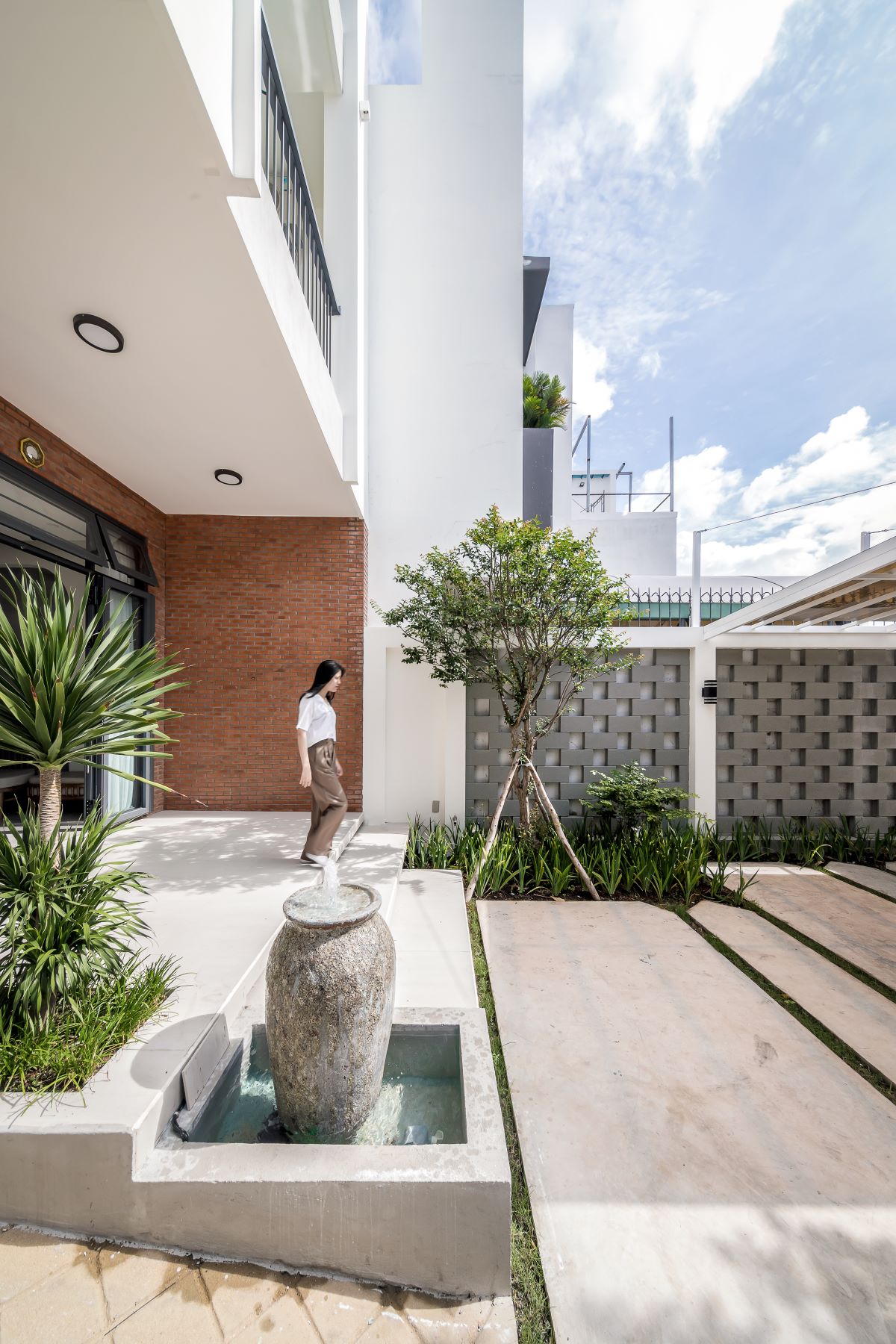 Read more about the article Tropical Townhouse | Dat Thu Design and Construction