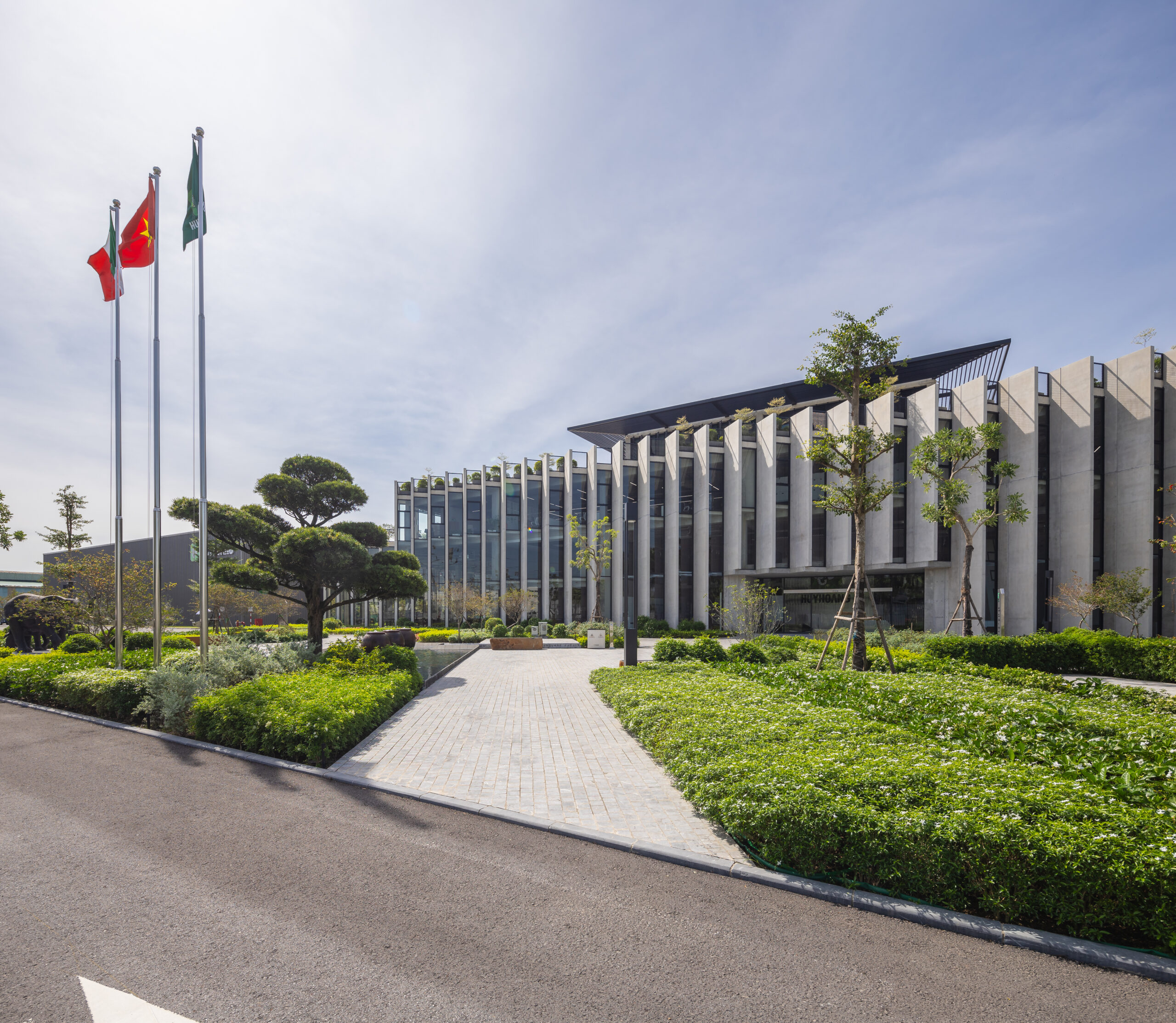 You are currently viewing Nhà máy Khóa Huy Hoàng đạt chứng nhận LEED GOLD dấu mốc quan trọng trên hành trình sản xuất xanh tại Việt Nam